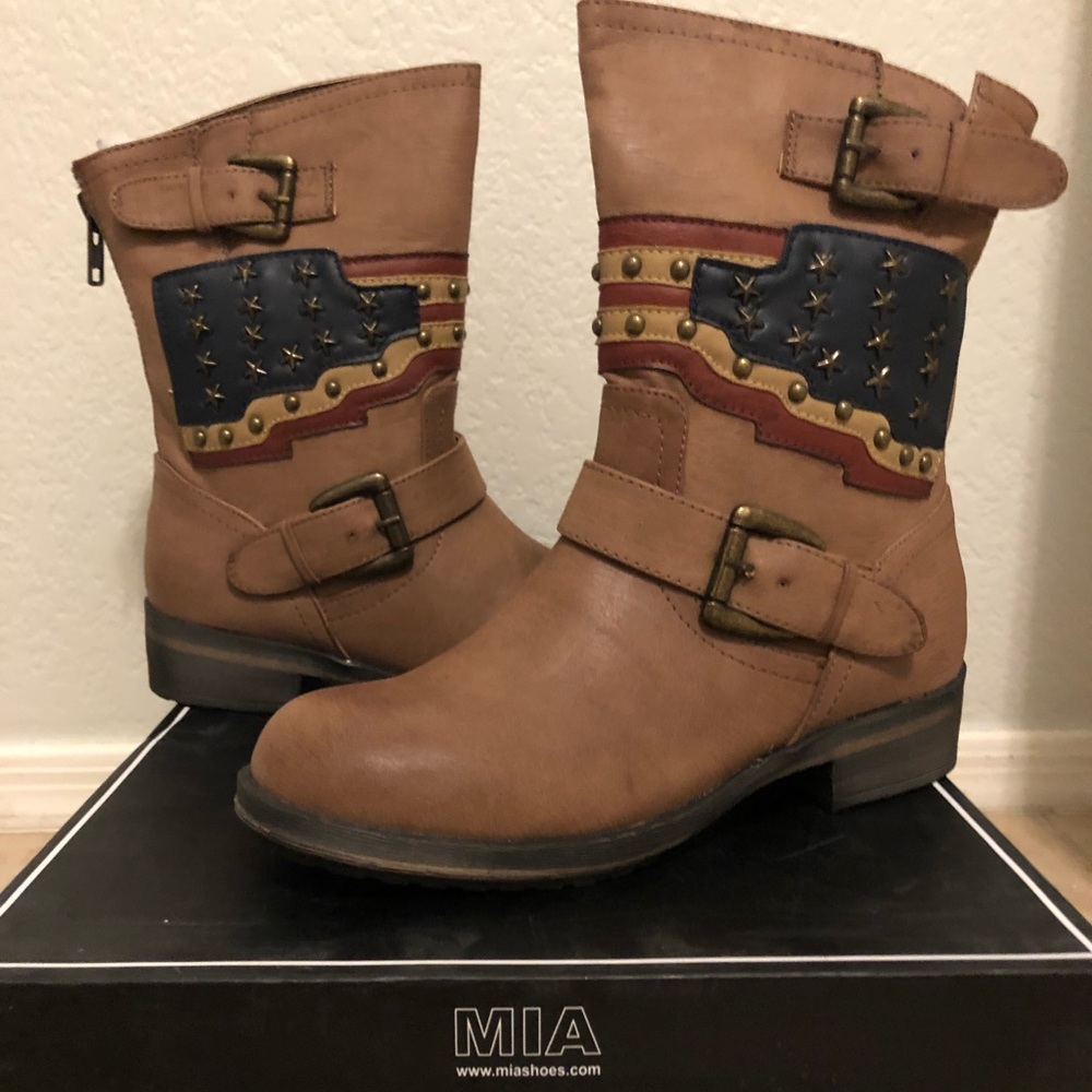 Mia Soliderr boot Tan with American flag detail 7